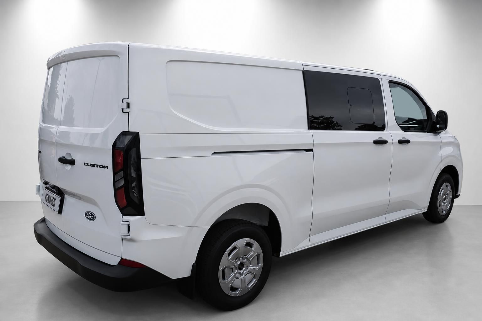 Ford Transit Custom weiß, Heckansicht schräg, Neuwagen Kastenwagen