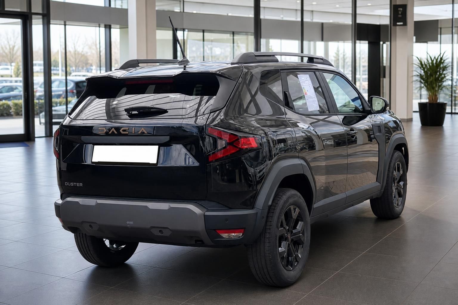 Dacia Duster schwarz Heckansicht im Autohaus Showroom