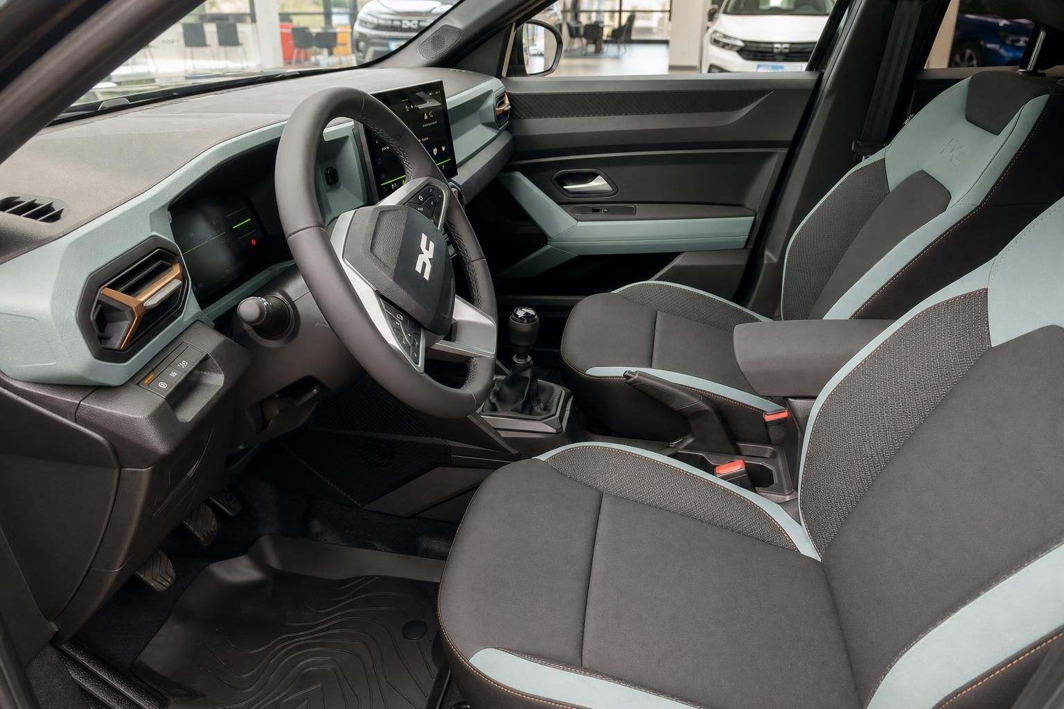Innenraum Dacia mit Cockpit, Lenkrad und Vordersitzen