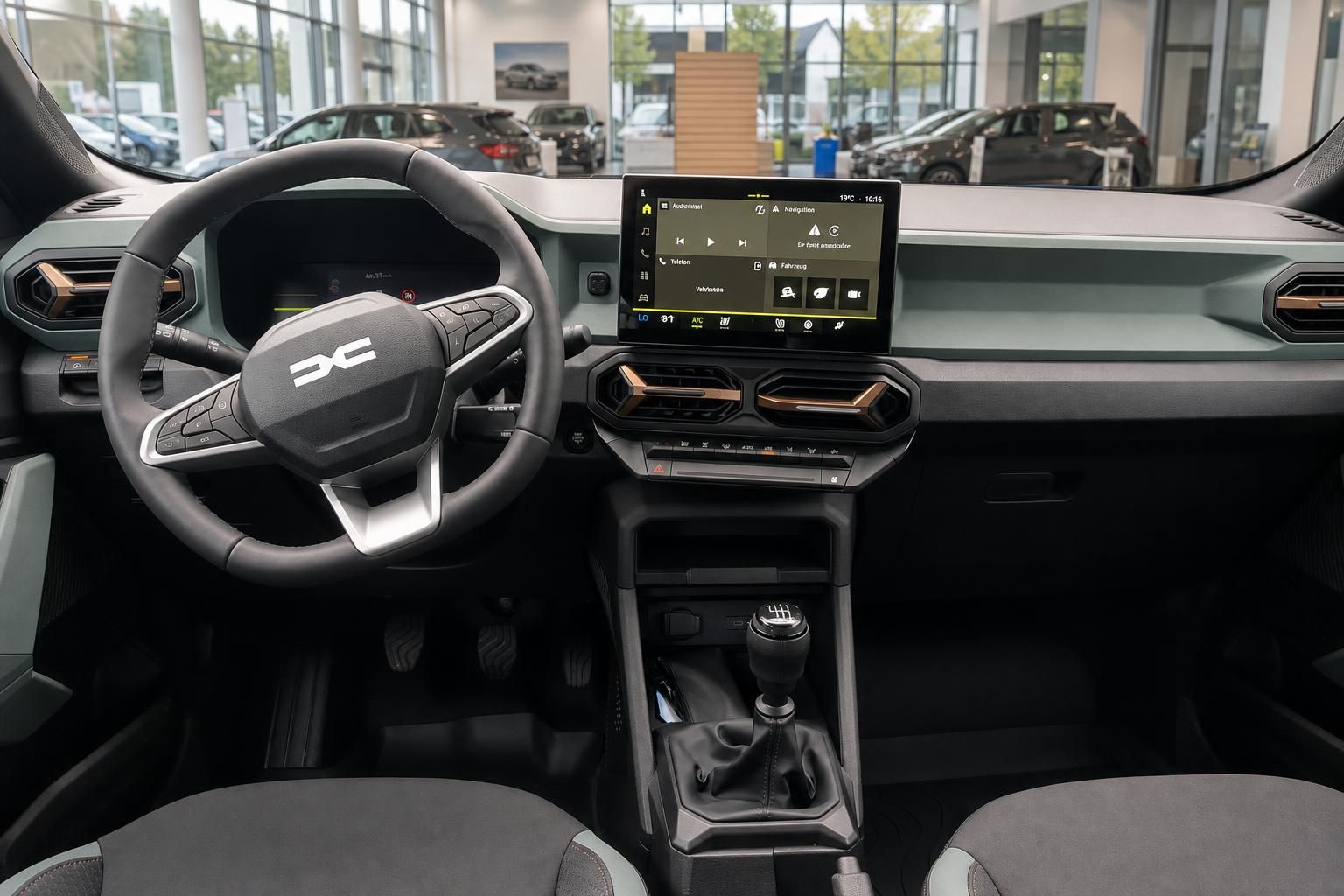 Dacia Innenraum mit Lenkrad, Touchscreen und Schaltung im Detail