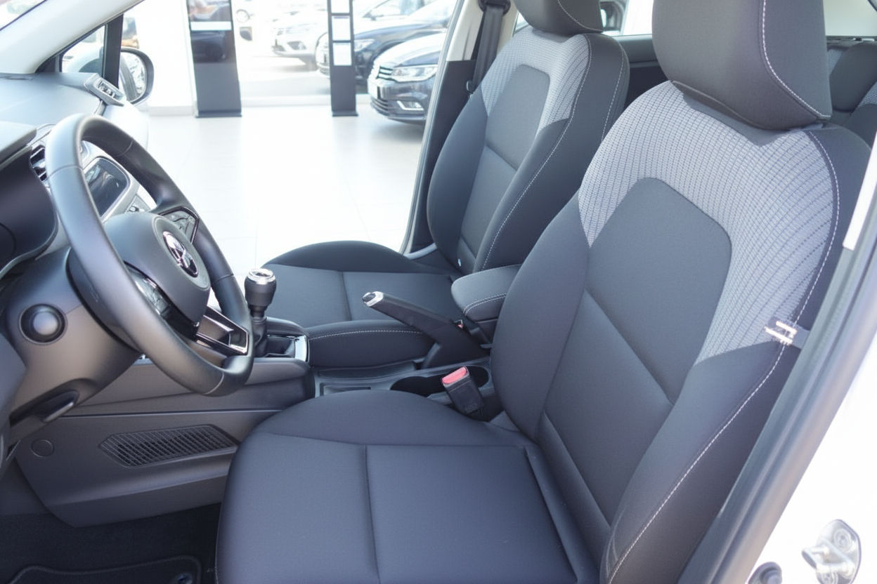 Volkswagen Innenraum Fahrersitz mit Lederlenkrad und Schaltgetriebe in grau-schwarzer Ausstattung