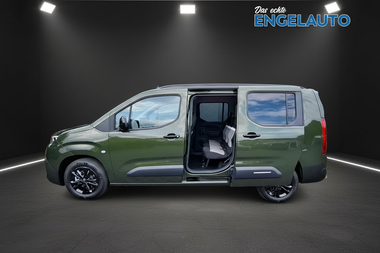 Toyota Proace City Verso in Olivgrün mit geöffneter Schiebetür zeigt geräumigen Innenraum mit hellen Sitzen - Seitenansicht im Showroom bei Das echte Engelauto Autohaus