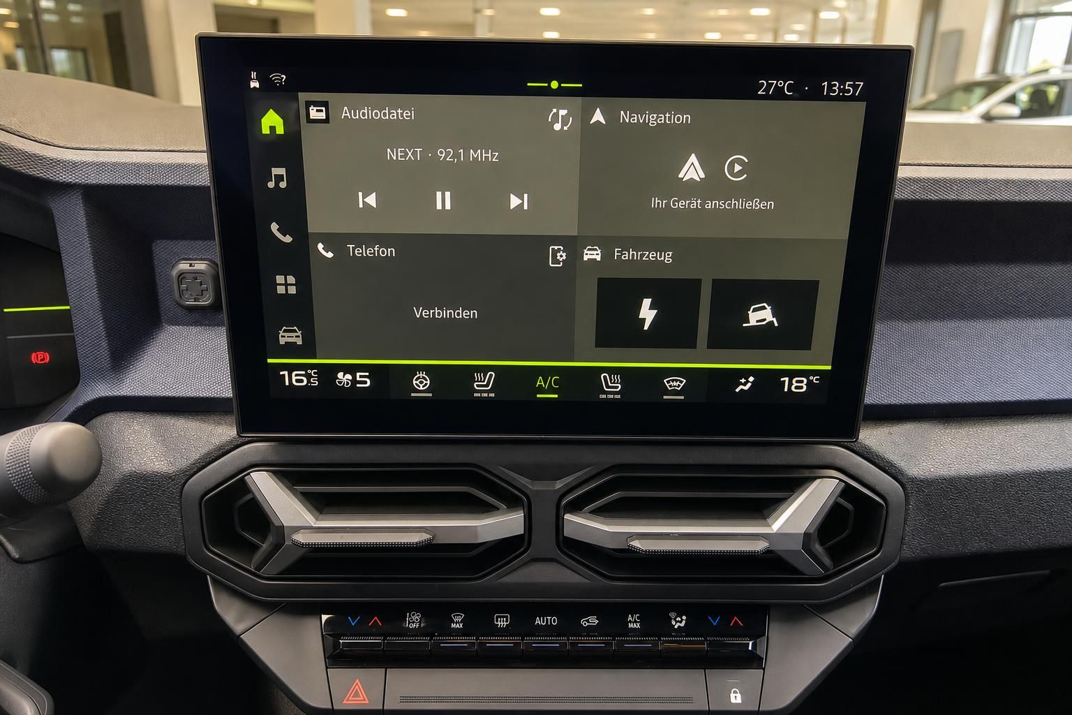 Dacia Infotainment-Display mit Navigation und Klimabedienung im Detail