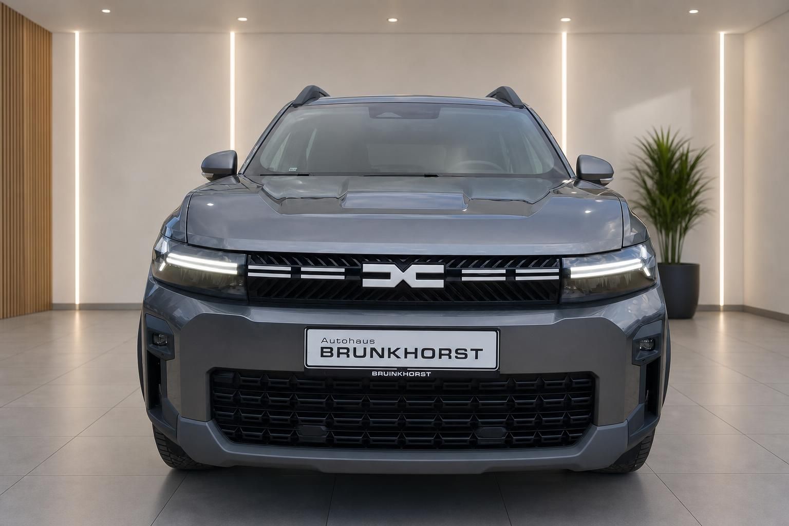 Dacia Bigster Frontansicht grau im Autohaus Brunkhorst Showroom