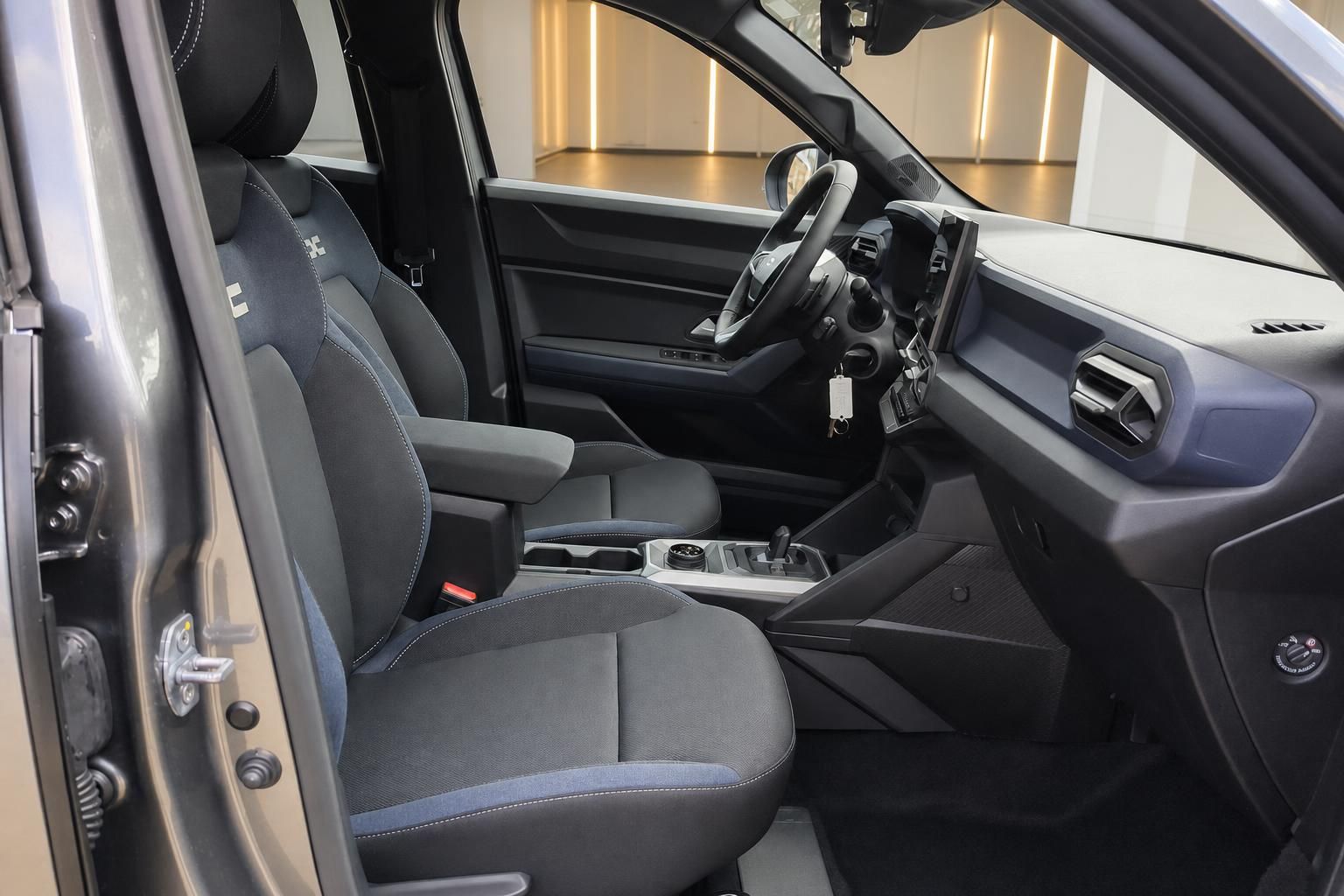 Dacia Vordersitze und Cockpit mit Schaltung im Fahrzeuginnenraum