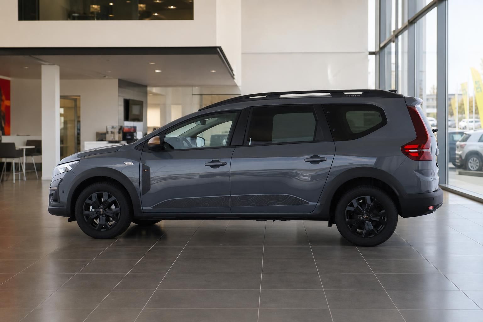 Dacia Jogger Grau, Seitenansicht im Autohaus