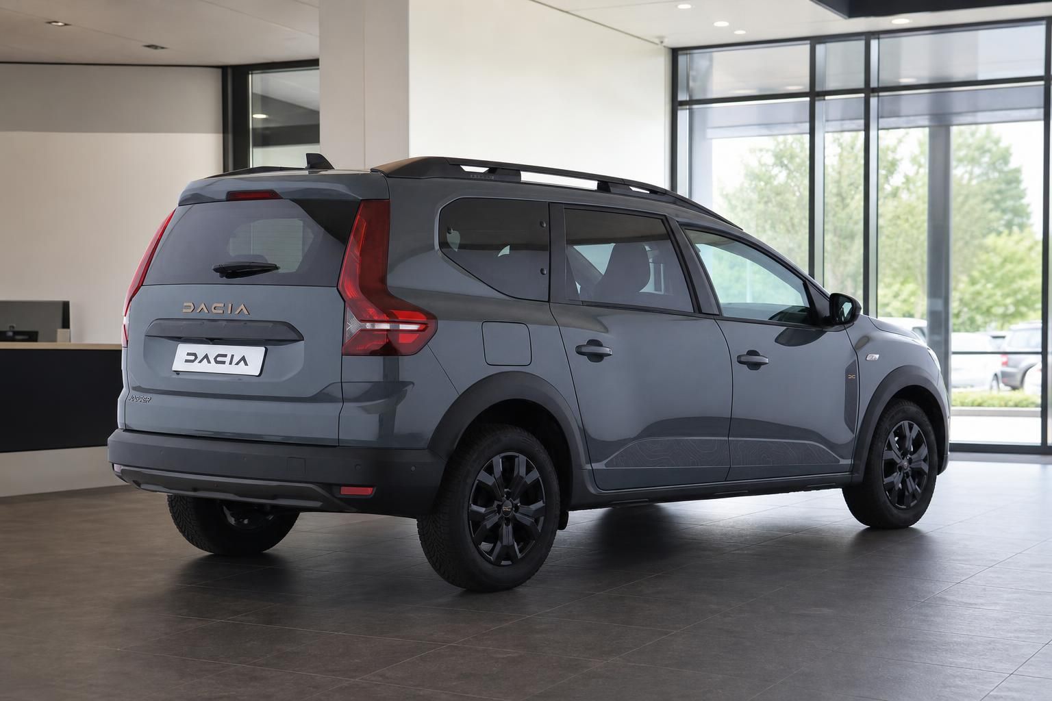 Dacia Jogger Grau, Heck-Seitenansicht im Showroom