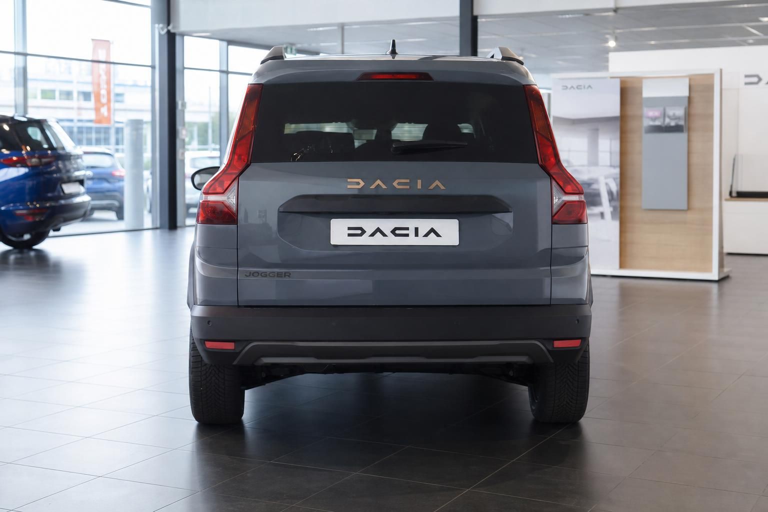 Dacia Jogger Grau, Heckansicht im Showroom