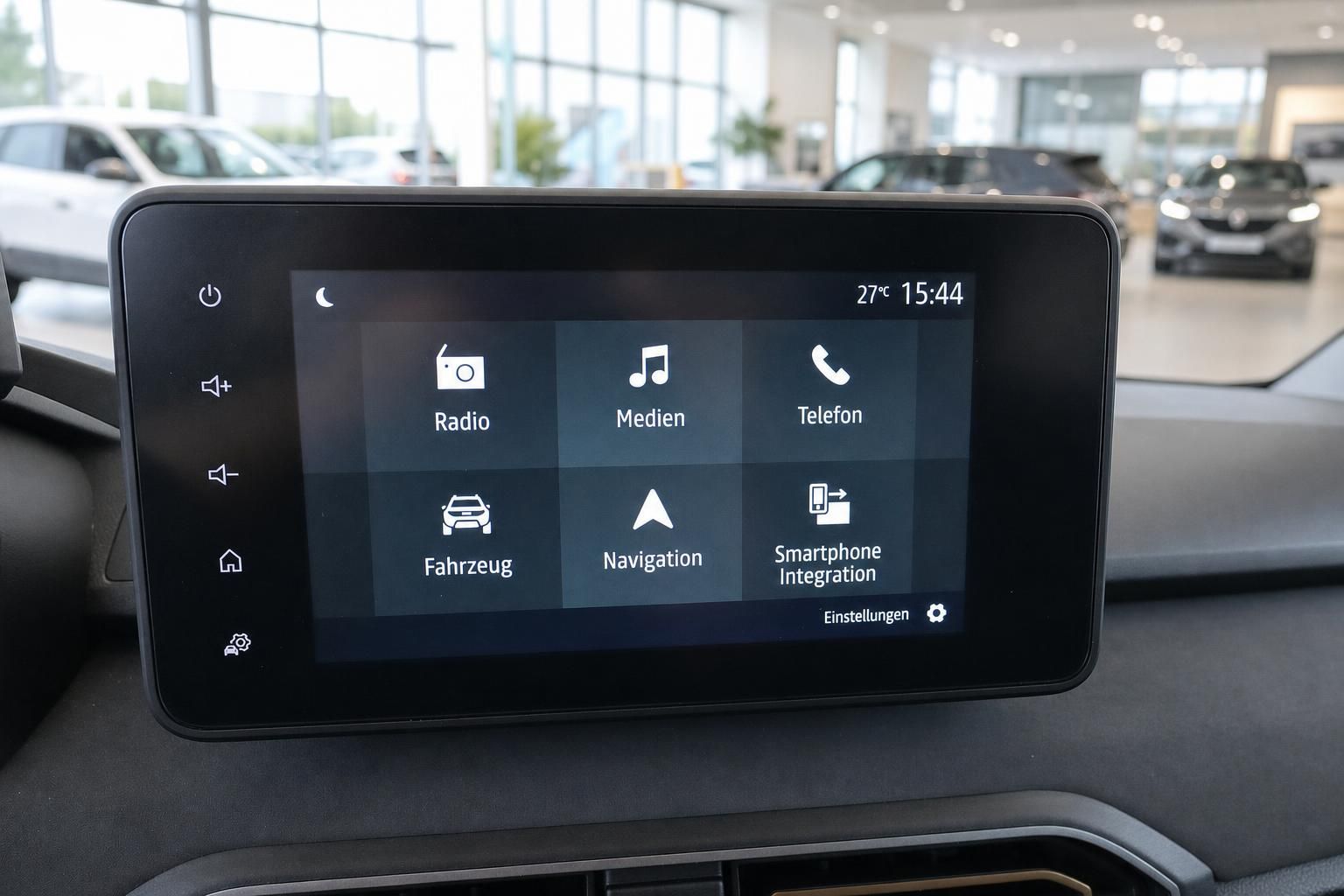 Infotainment-Touchscreen mit Menü im Fahrzeug-Cockpit