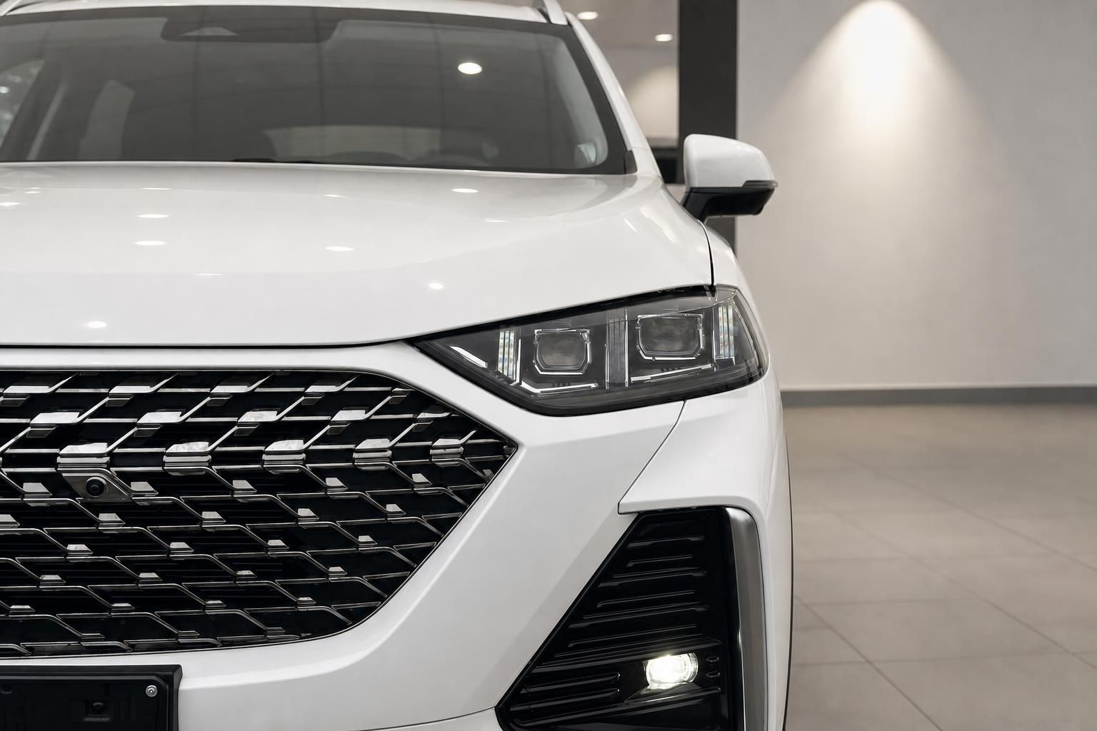 GWM WEY 03 PHEV Frontdetail mit LED-Scheinwerfer und Kuehlergrill weiss