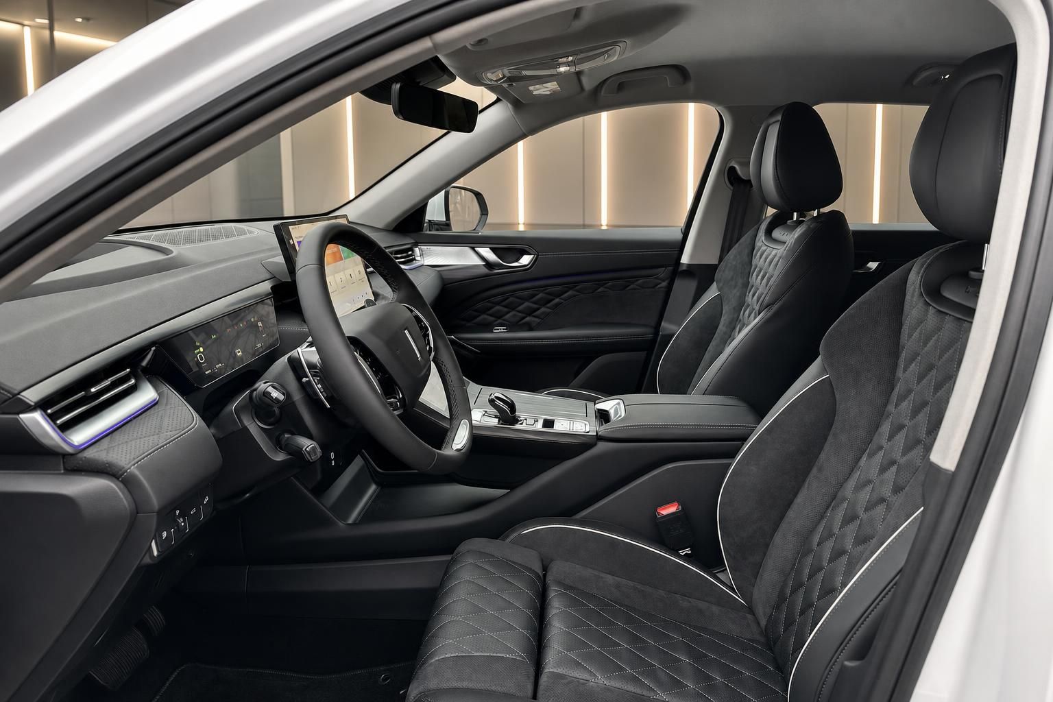 Fahrzeug Innenraum Fahrersitz mit schwarzem Alcantara-Leder und Mittelkonsole