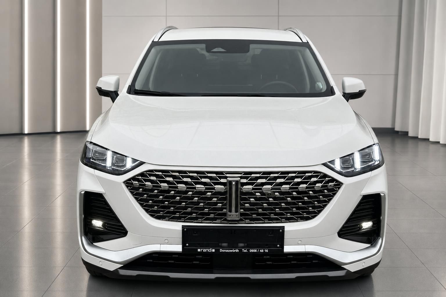 WEY SUV weiss Frontansicht gerade mit grossem Chromgrill und LED-Tagfahrlicht