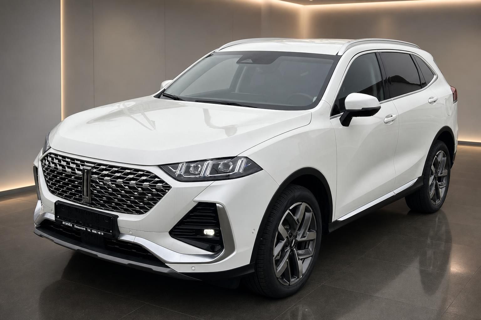 WEY SUV weiss Dreiviertelansicht von vorne links mit Alufelgen im Autohaus