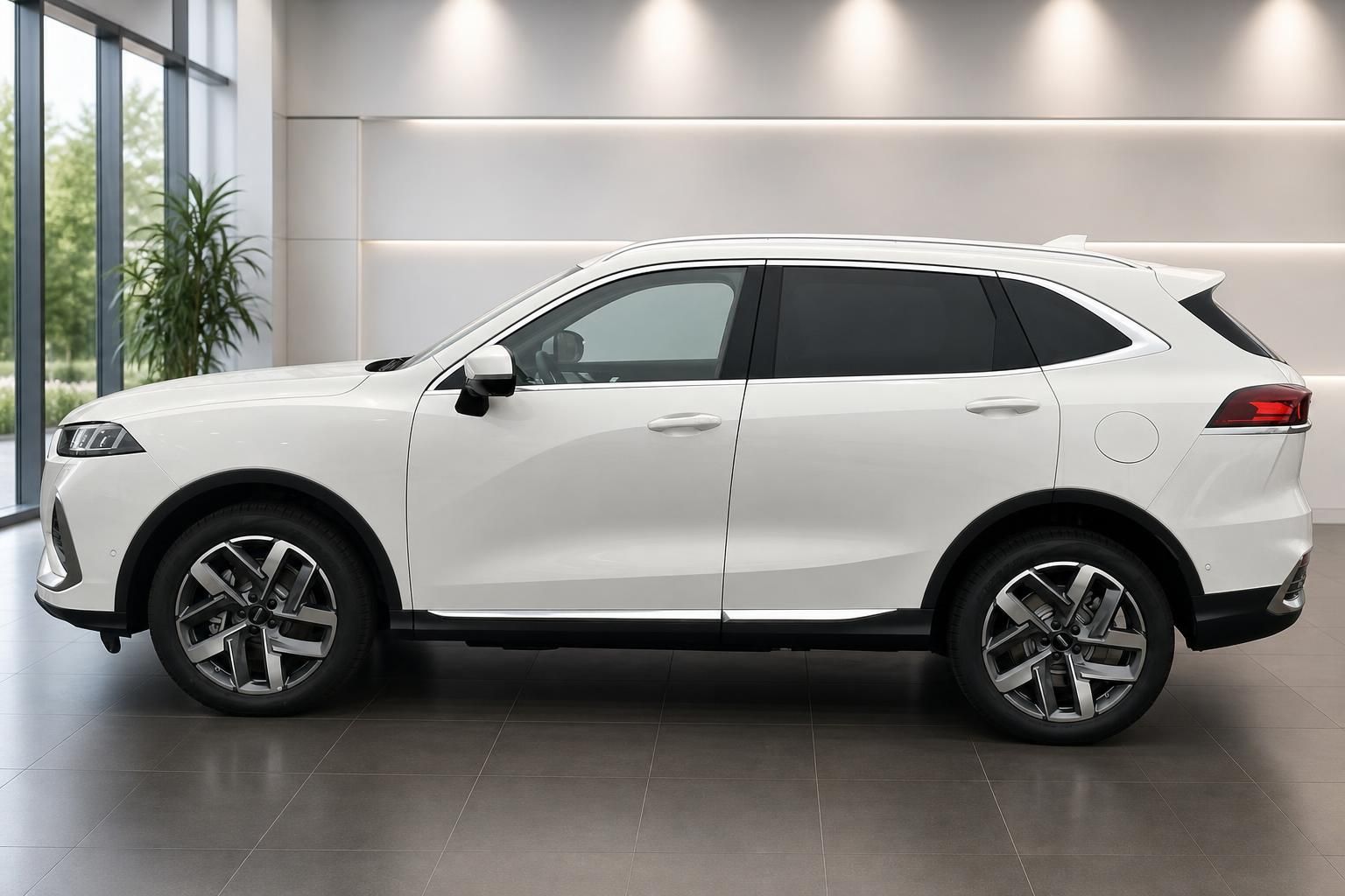 WEY SUV weiss Seitenansicht komplett mit Alufelgen und LED-Rueckleuchten im Showroom