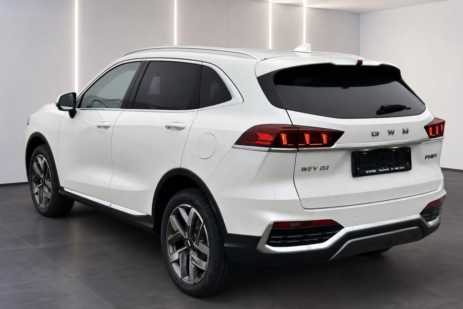 GWM WEY 03 PHEV weisser SUV schraege Heckansicht links im Autohaus