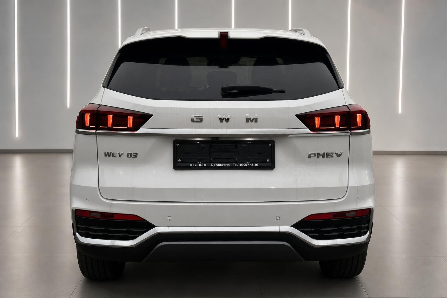 GWM WEY 03 PHEV SUV weiss Heckansicht im Showroom