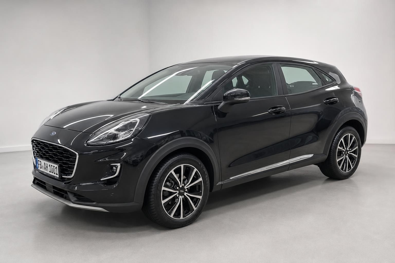 Ford Puma schwarz Frontansicht Studioaufnahme SUV