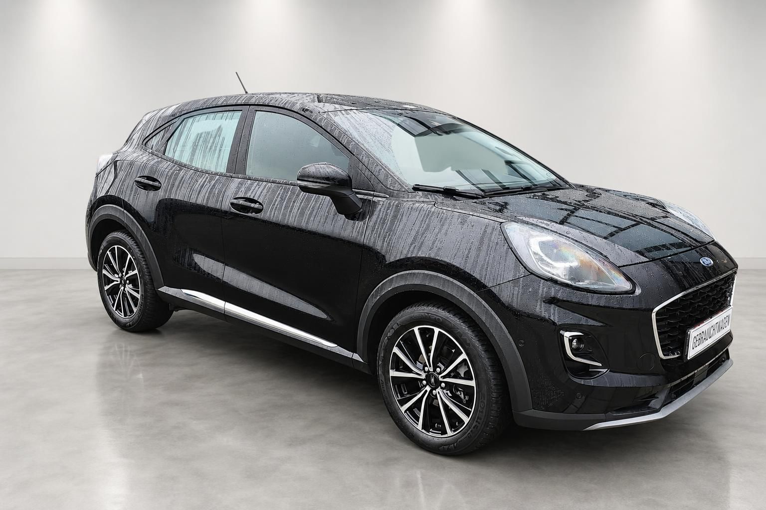 Ford Puma schwarz Frontansicht Gebrauchtwagen im Autohaus