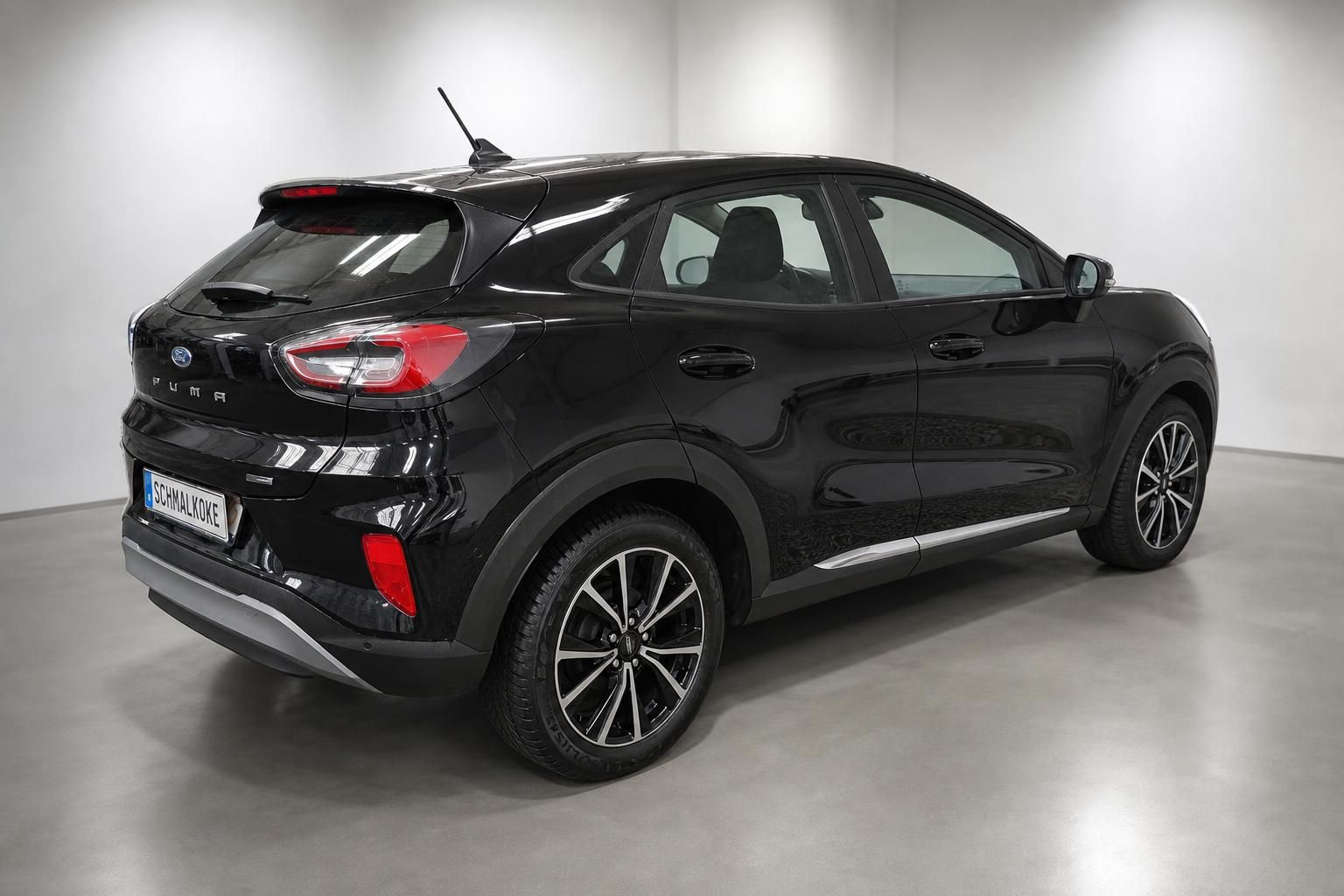 Ford Puma schwarz Heckansicht seitlich im Studio fotografiert
