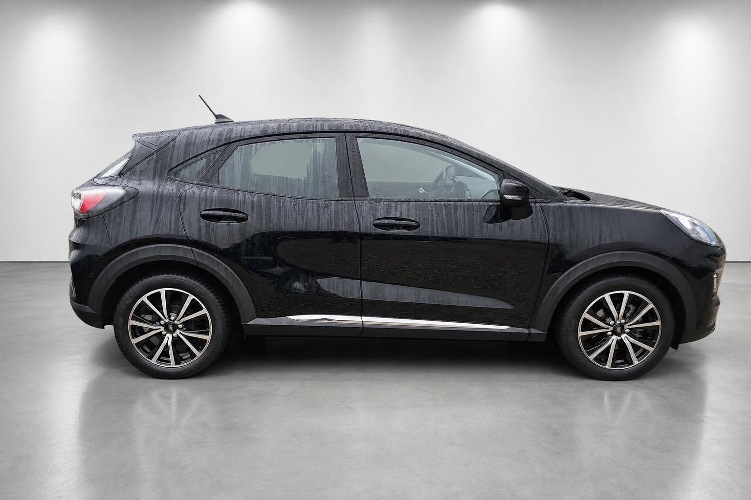 Ford Puma schwarz Seitenansicht Gebrauchtwagen Studiofoto