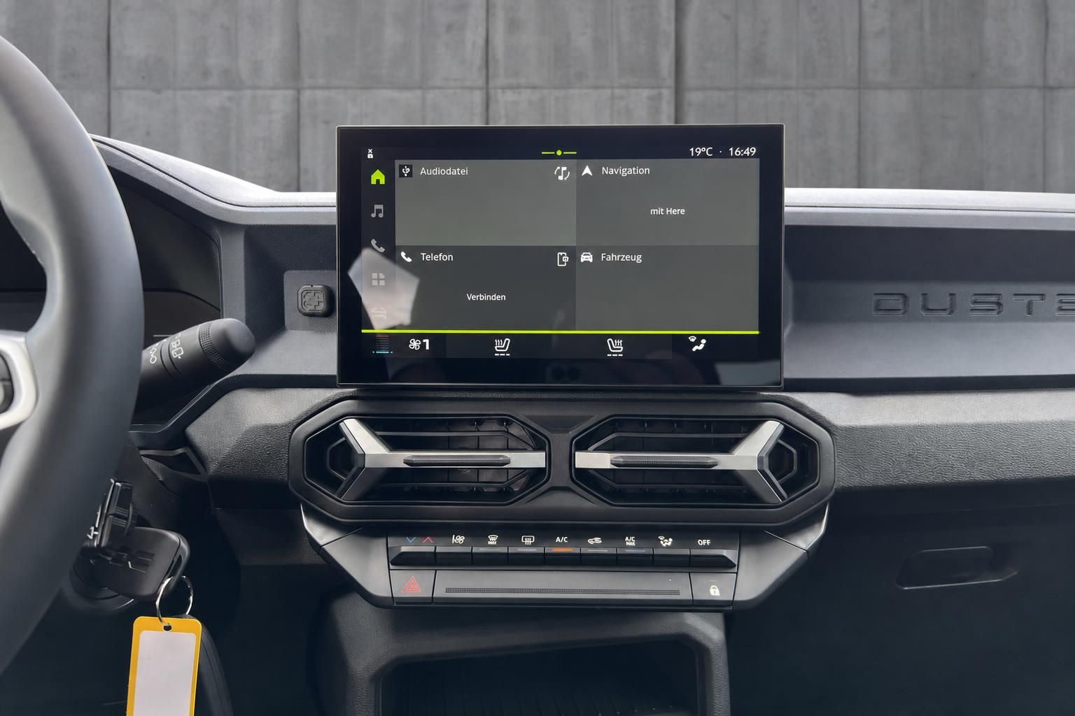 Dacia Duster Infotainment-System mit Touchscreen und Klimabedienung