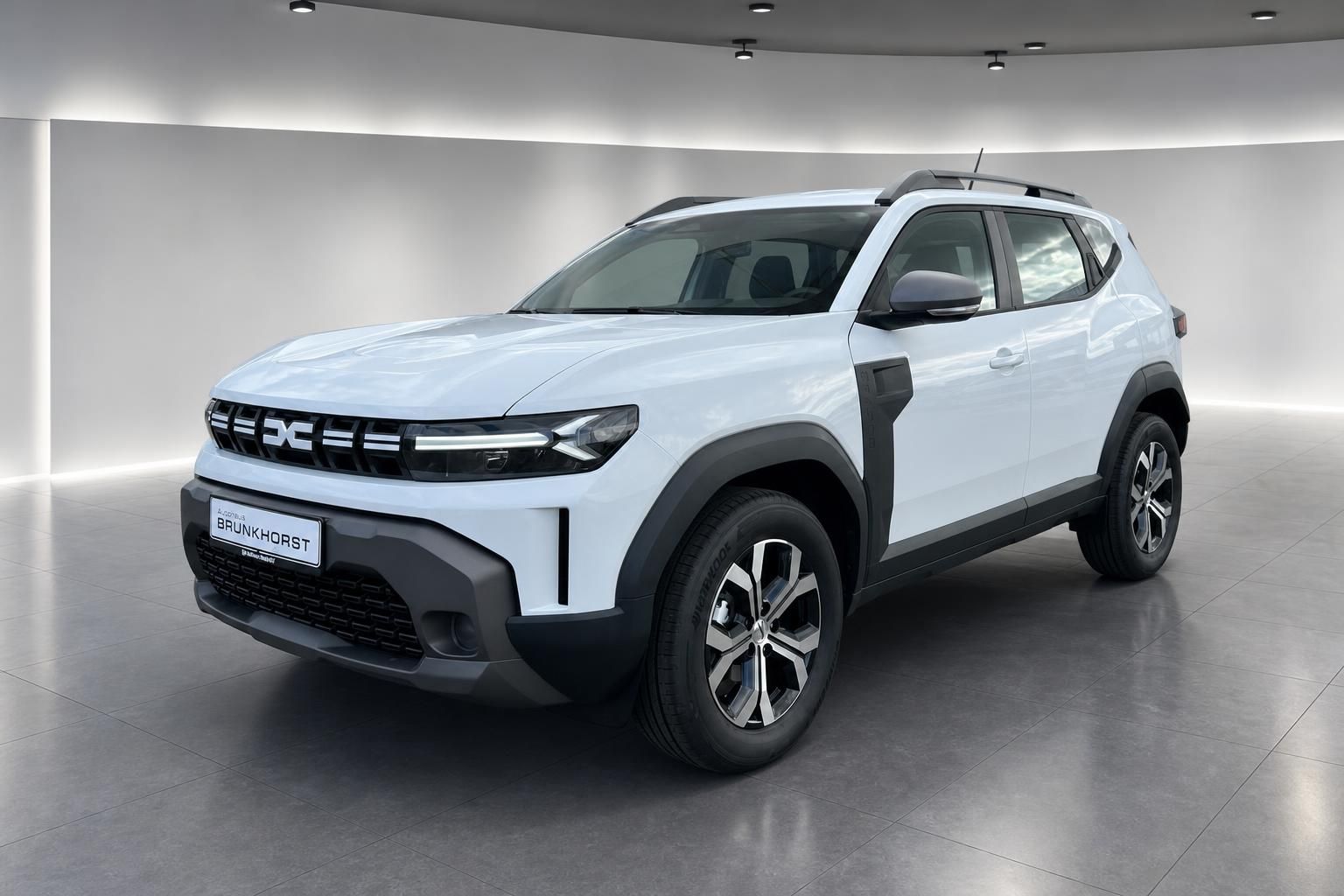 Dacia Duster SUV in weiß, Frontansicht im Autohaus Brunkhorst Showroom