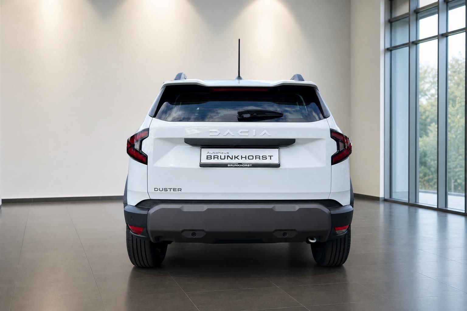 Dacia Duster SUV in weiß, Heckansicht mit DUSTER Schriftzug im Autohaus