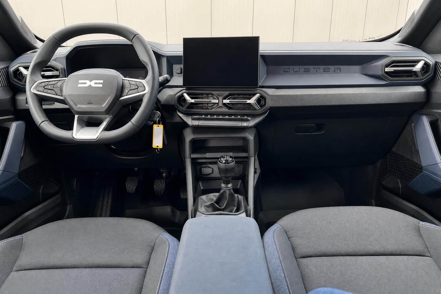 Dacia Duster Innenraum mit Lenkrad, Armaturenbrett und Schaltgetriebe
