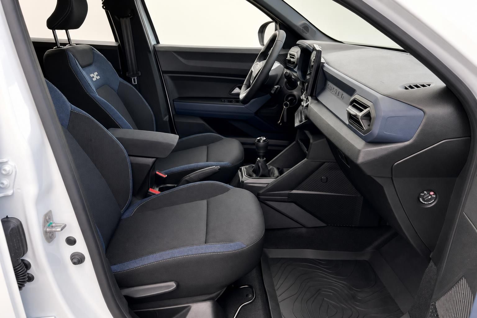 Dacia Duster Innenraum mit blauen Sitzen und Schaltgetriebe