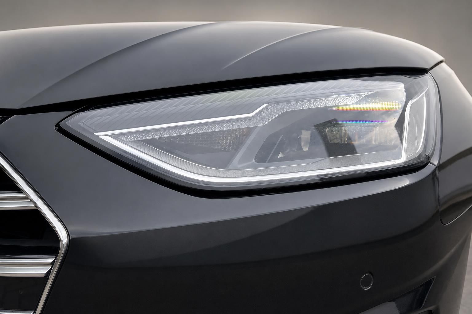 Audi A5 LED-Scheinwerfer Nahaufnahme mit Matrix-Lichttechnik im Detail