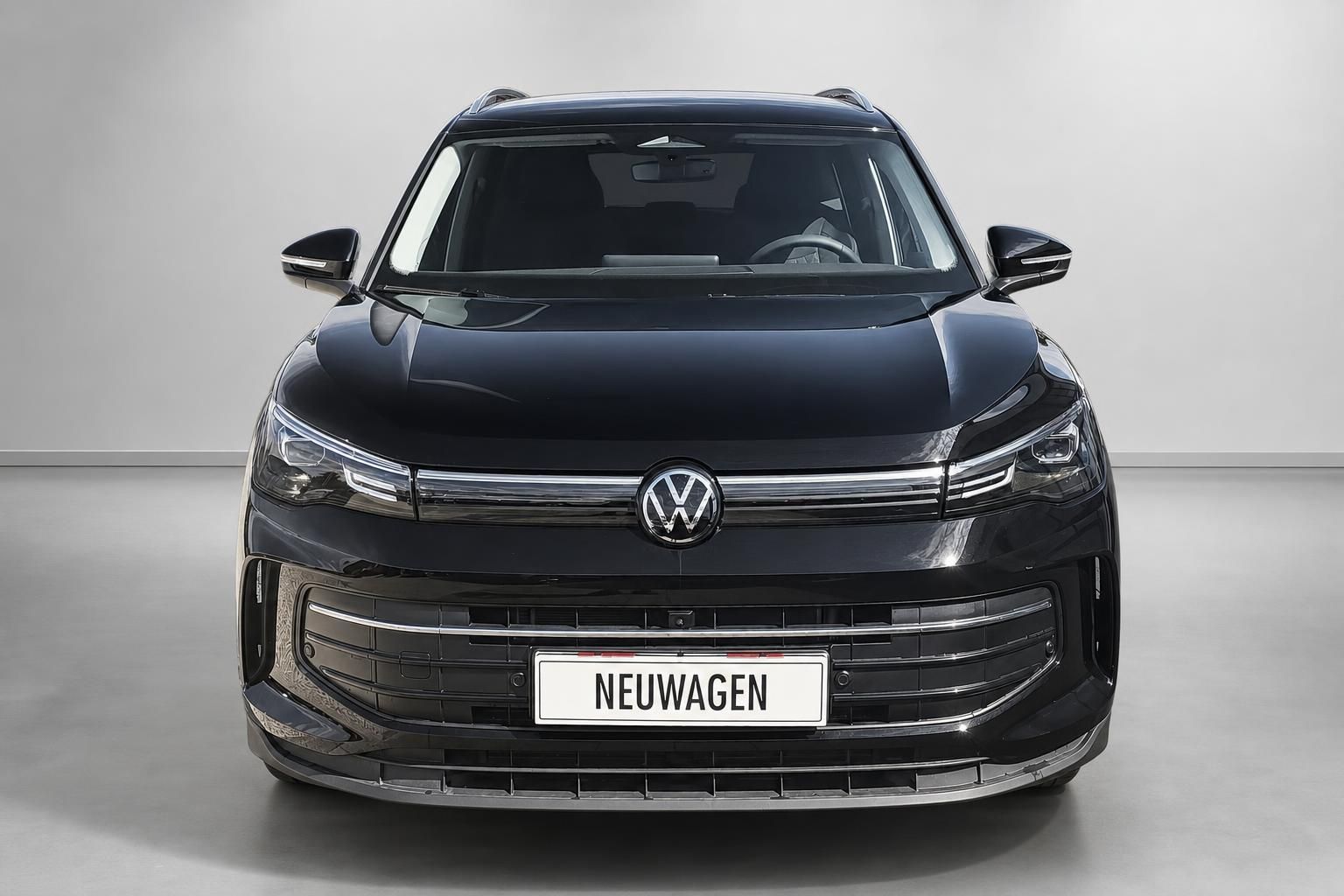 VW Tiguan eTSI schwarz, Frontansicht direkt im Studio
