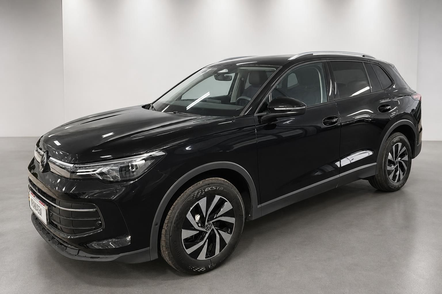 VW SUV in Schwarz metallic, Frontansicht schräg im Studio