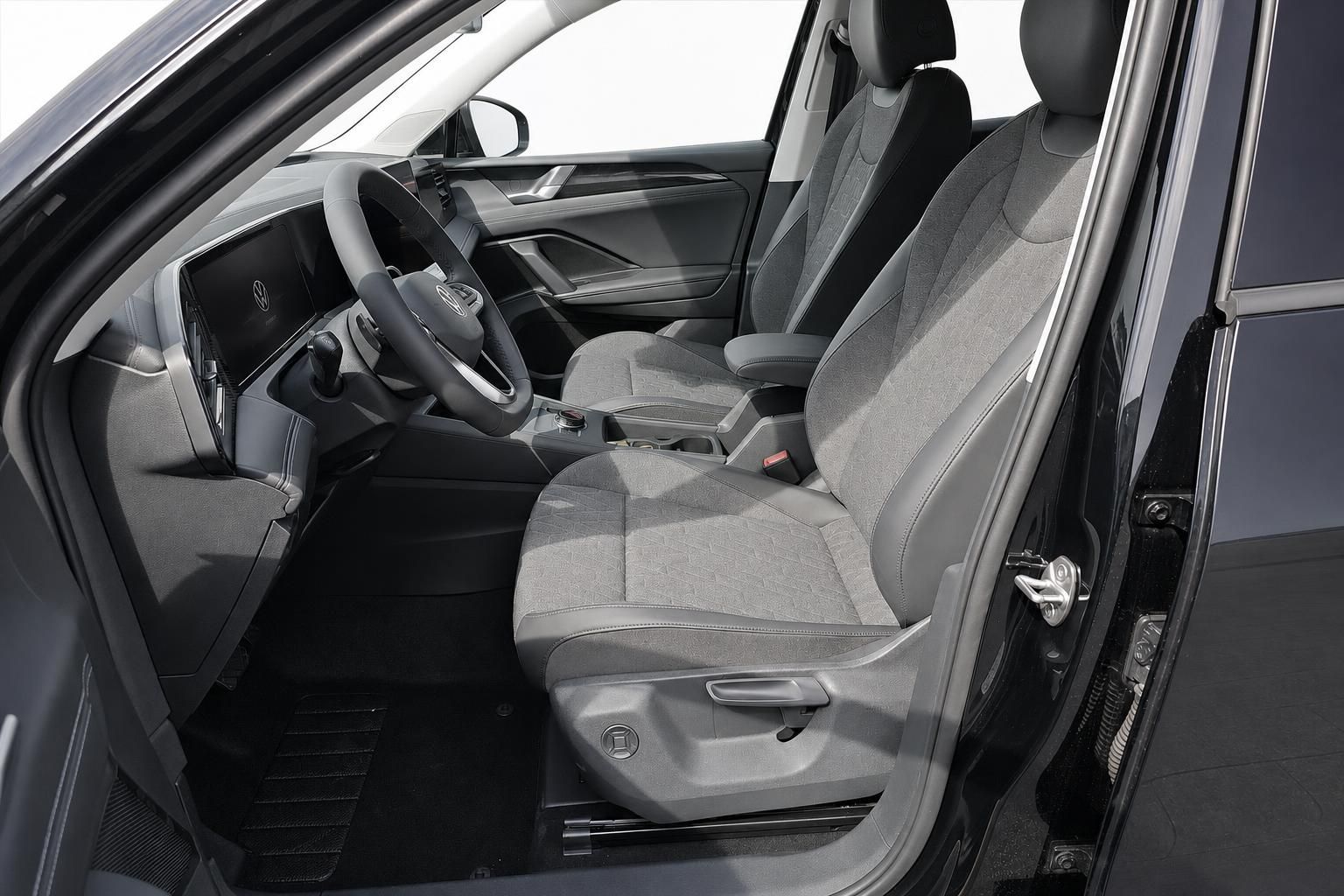 Innenraum VW SUV mit grauen Stoffsitzen und Cockpit