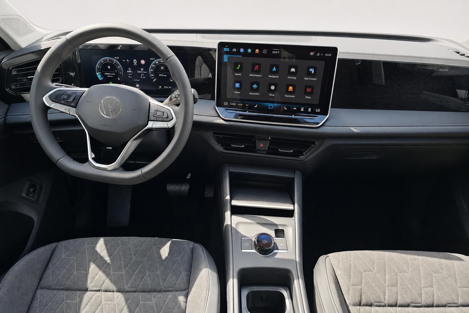 VW Cockpit mit digitalem Tacho und Touchscreen Infotainment