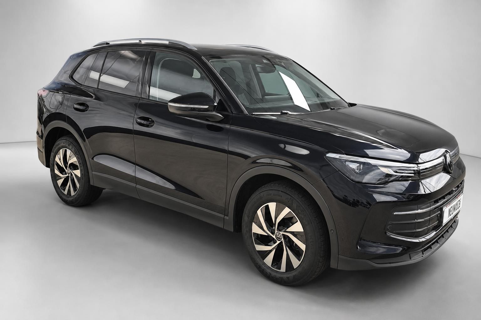 VW SUV schwarz Frontansicht schraeg von vorne im Studio
