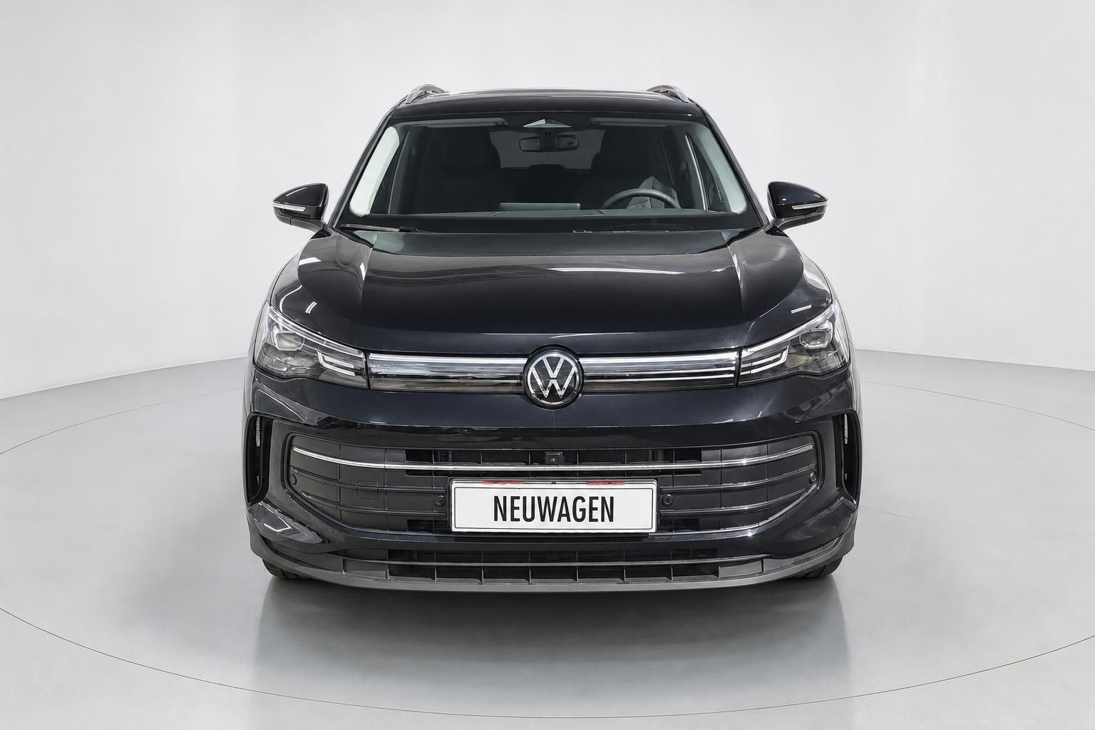 VW SUV schwarz Frontansicht mit VW Logo im Studio
