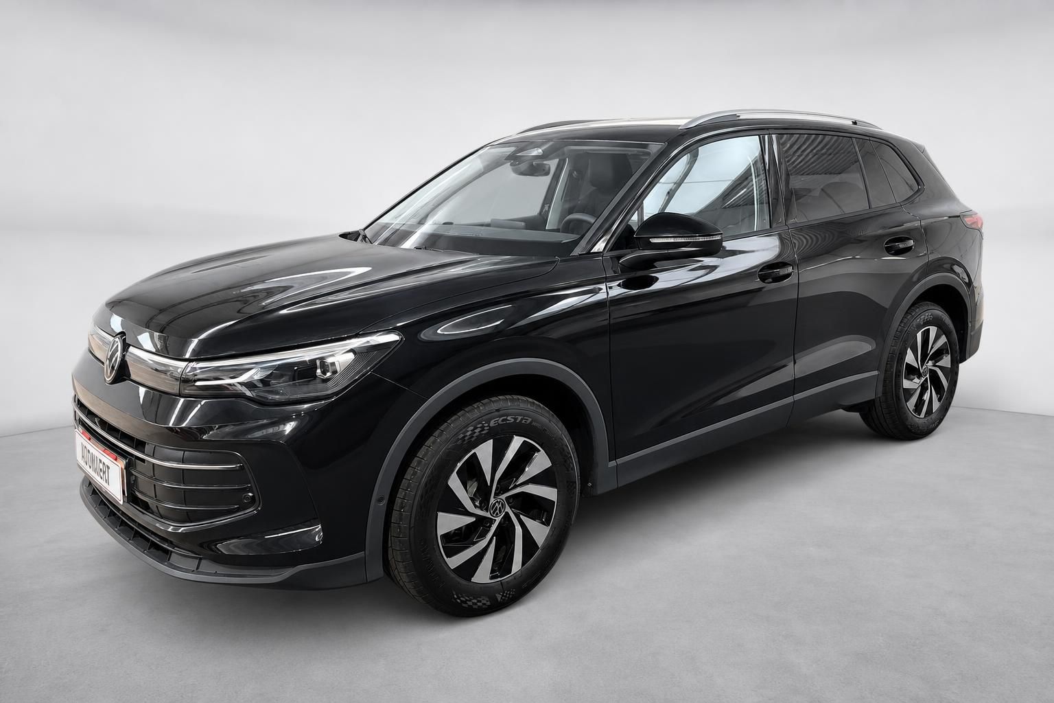 VW SUV schwarz Dreiviertelansicht vorne im Studio