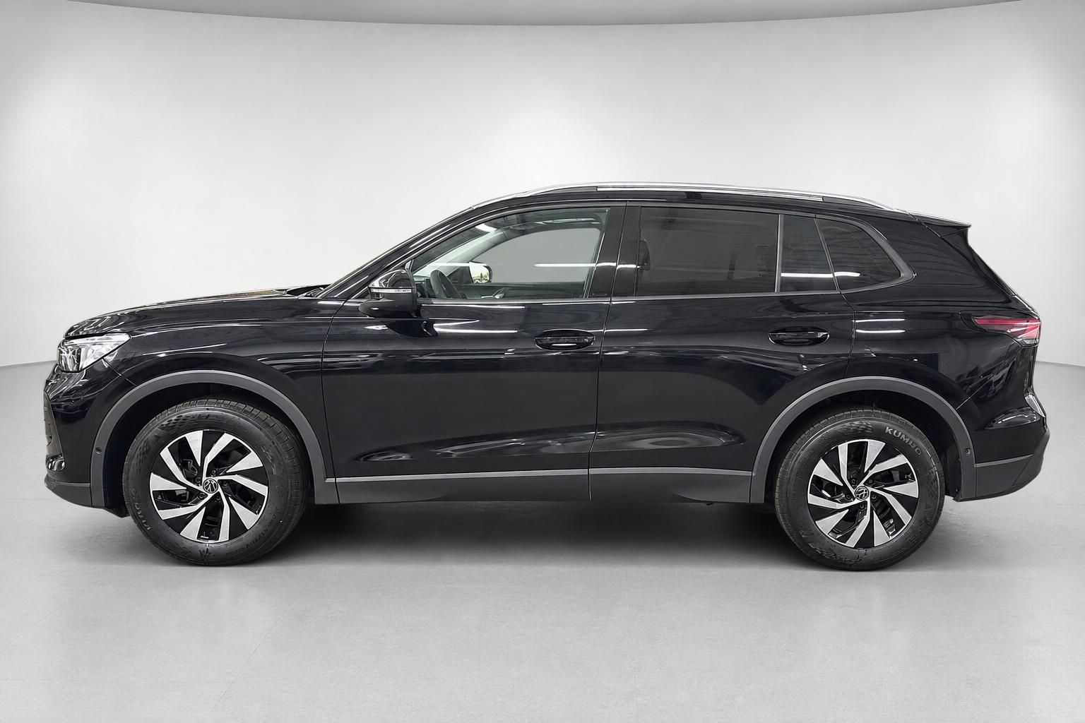 VW SUV schwarz Seitenansicht komplett im Studio