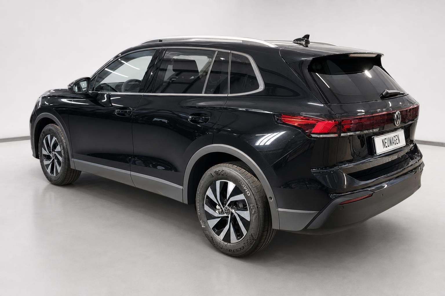 VW SUV schwarz Heckansicht seitlich im Studio