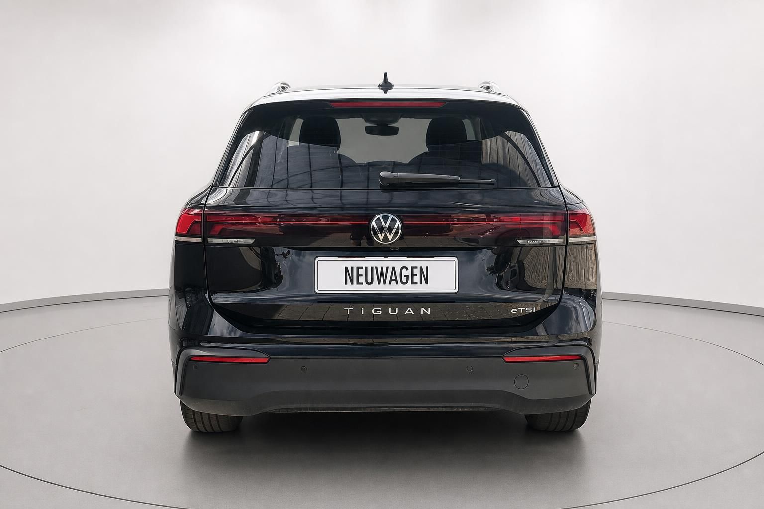 VW Tiguan eTSI in Schwarz, direkte Heckansicht im Studio