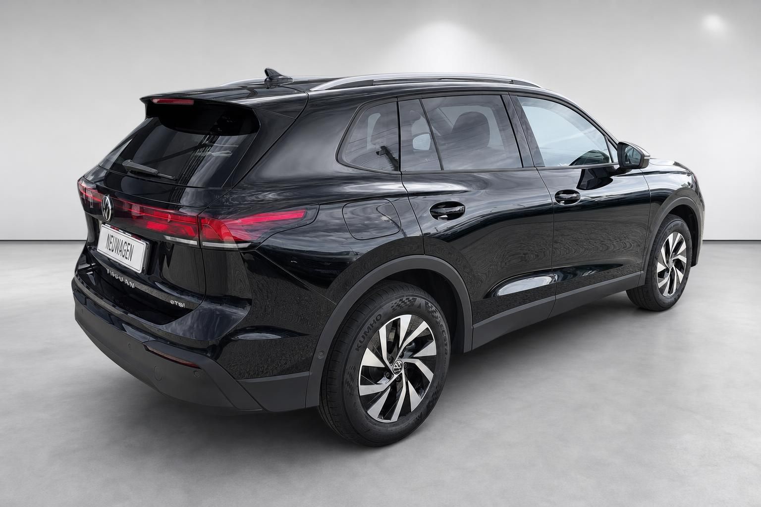 VW Tiguan eTSI in Schwarz, Heckansicht Dreiviertel im Studio