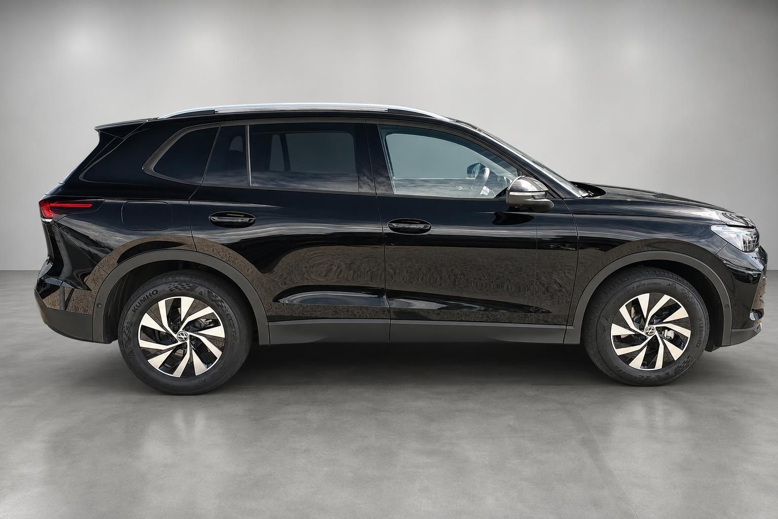 VW Tiguan eTSI in Schwarz, Seitenansicht im Studio