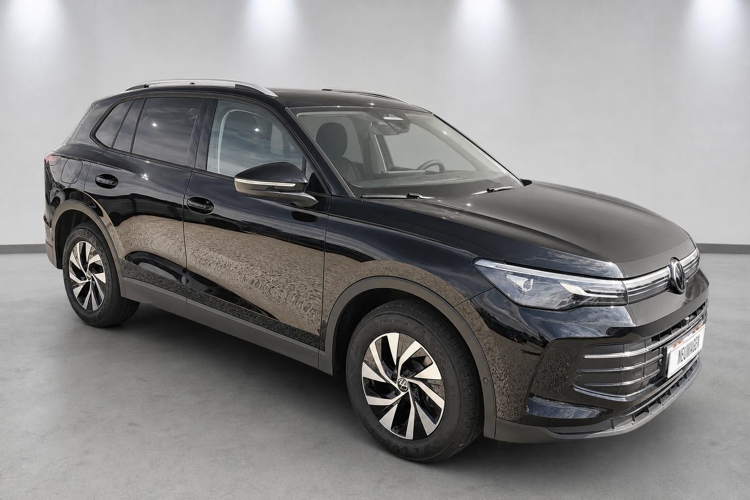 VW Tiguan eTSI schwarz, Frontansicht Dreiviertel im Studio