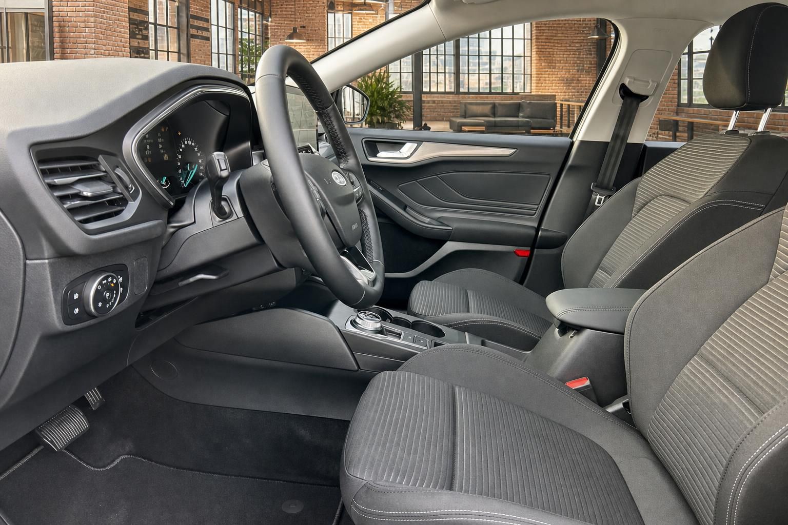 Ford Innenraum Vordersitze und Cockpit mit Lederlenkrad