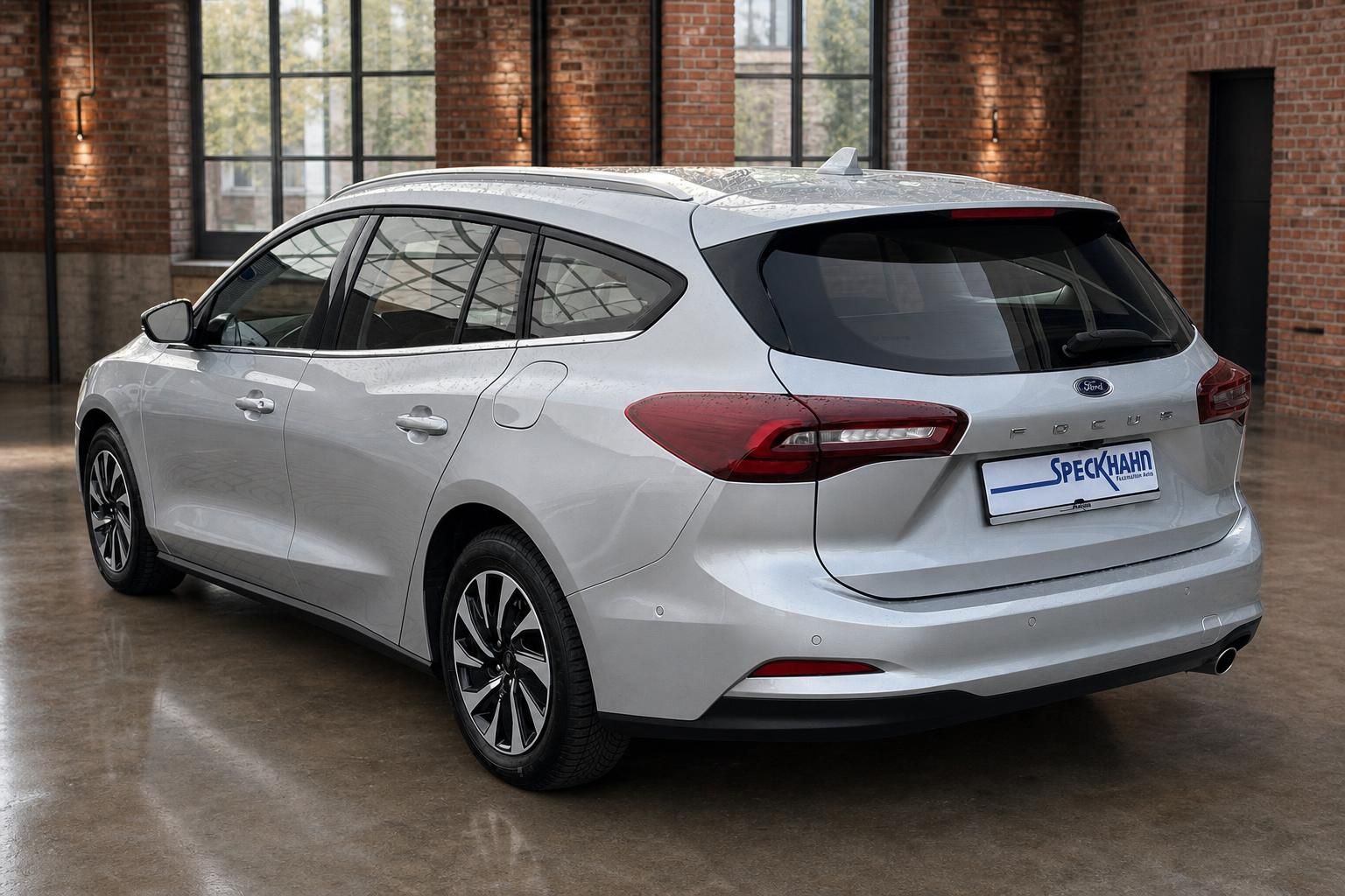 Ford Focus Turnier silber Heck seitlich fotografiert