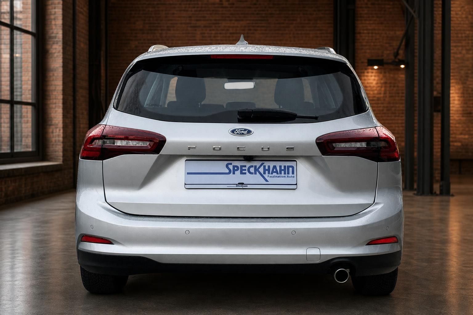 Ford Focus Kombi silber Heckansicht mit Kennzeichenhalter