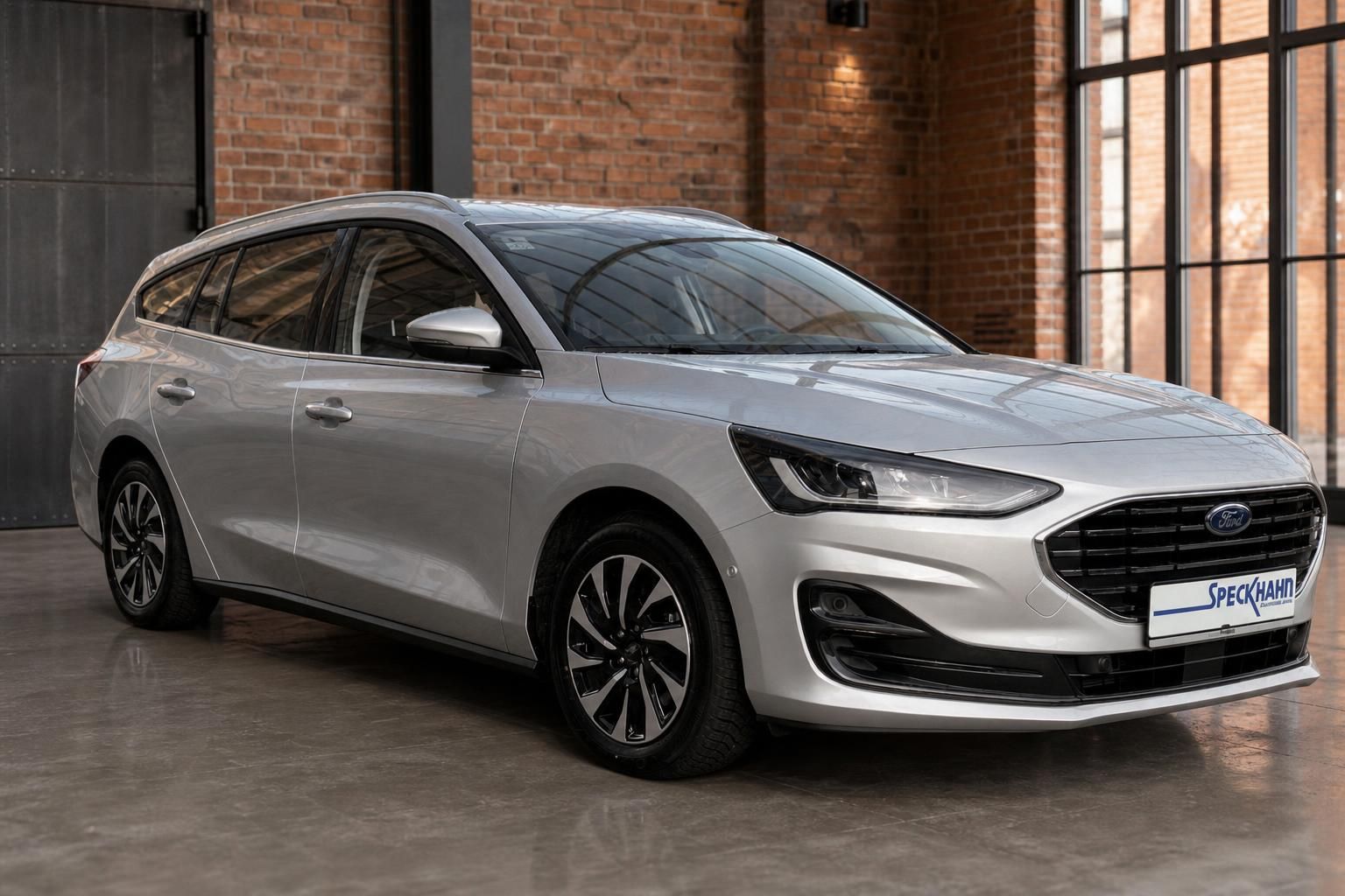 Ford Focus Turnier silber Frontansicht schraeg in Werkstatt