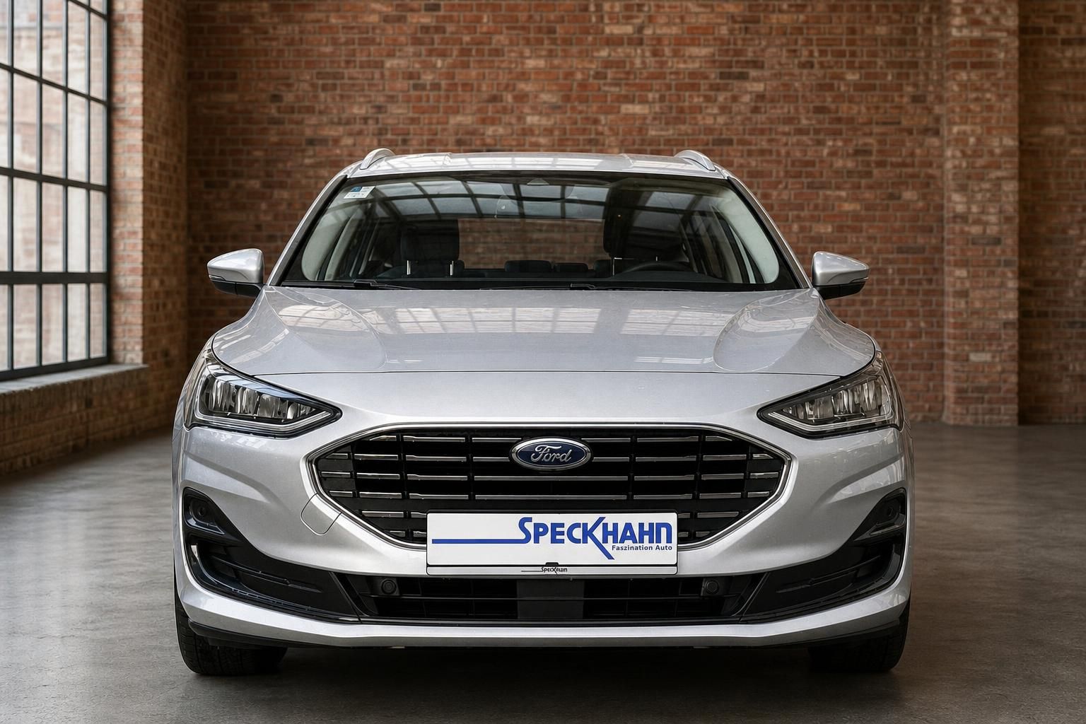 Ford Focus Turnier silber Frontansicht in Fotostudio mit Backsteinwand