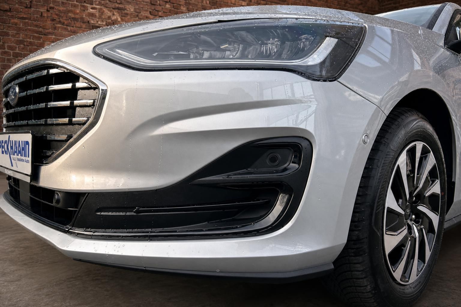 Ford Focus Scheinwerfer und Frontstossstange Nahaufnahme mit Wassertropfen