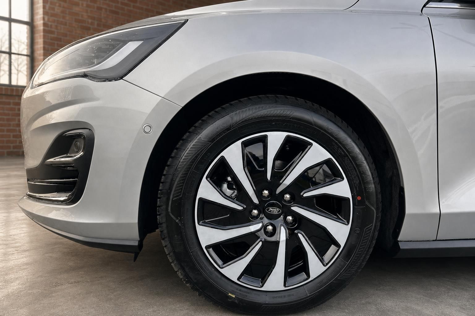 Ford Focus Frontpartie mit Alufelge und Nebelscheinwerfer im Detail